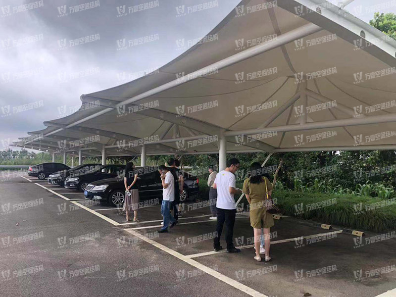 張拉膜車(chē)棚造價(jià)和哪些因素有關(guān)？降低張拉膜車(chē)棚造價(jià)的方法有哪些？