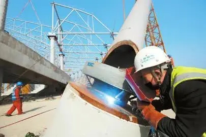成都大運(yùn)會(huì)主場(chǎng)館進(jìn)入鋼結(jié)構(gòu)施工，“飛碟”造型顯雛形