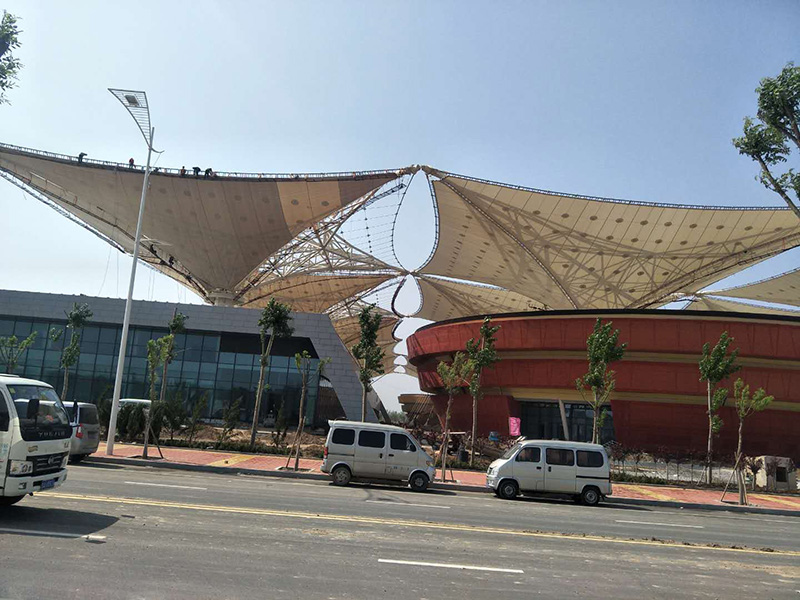 PTFE膜結(jié)構(gòu)屋面有哪些特點(diǎn)？為什么PTFE膜結(jié)構(gòu)屋面如此受歡迎？