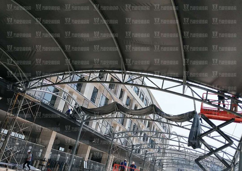 奉化方橋農(nóng)副鋼結(jié)構(gòu)雨棚工程進入膜布安裝階段 奉化方橋農(nóng)副鋼結(jié)構(gòu)雨棚工程進入膜布安裝階段