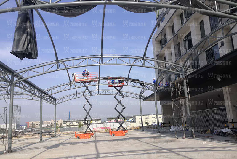 奉化方橋農(nóng)副鋼結(jié)構(gòu)雨棚工程進入膜布安裝階段 奉化方橋農(nóng)副鋼結(jié)構(gòu)雨棚工程進入膜布安裝階段