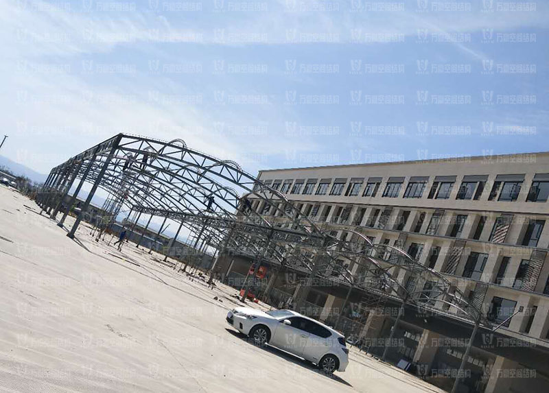 奉化方橋農(nóng)副鋼結(jié)構(gòu)雨棚工程進入膜布安裝階段 奉化方橋農(nóng)副鋼結(jié)構(gòu)雨棚工程進入膜布安裝階段