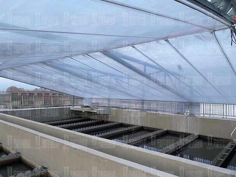 格爾木工業(yè)園昆侖工業(yè)區(qū)工業(yè)污水廠污水池保溫膜結構工程膜結構安裝中 格爾木工業(yè)園昆侖工業(yè)區(qū)工業(yè)污水廠污水池保溫膜結構工程膜結構安裝中