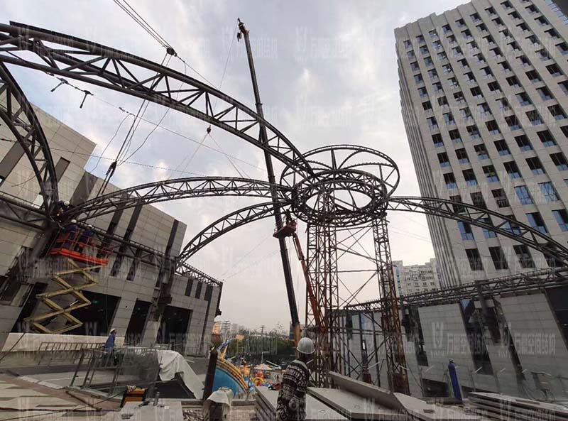 新泰卓越·財富廣場異型鋼結(jié)構(gòu)項目