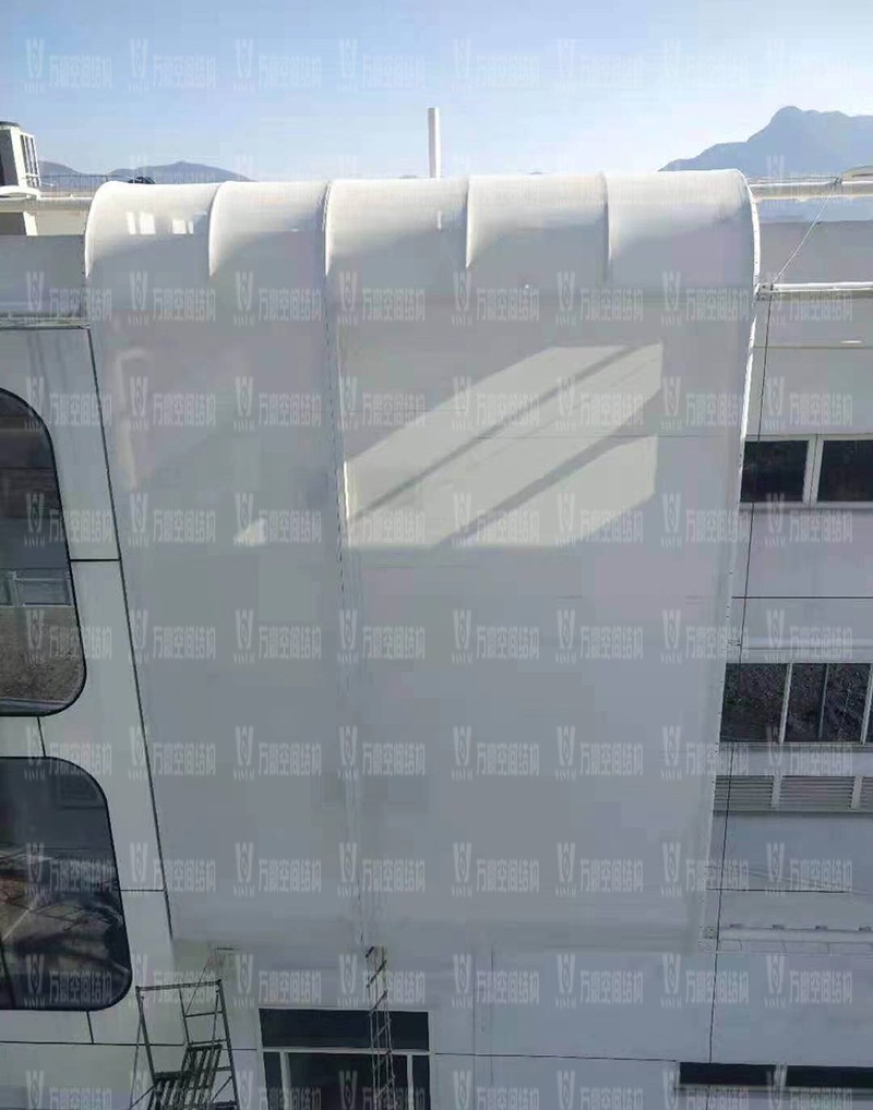 寧波益富樂(lè)公司新廠房外立面PTFE膜結(jié)構(gòu)項(xiàng)目膜結(jié)構(gòu)安裝中 寧波益富樂(lè)公司新廠房外立面PTFE膜結(jié)構(gòu)項(xiàng)目膜結(jié)構(gòu)安裝中