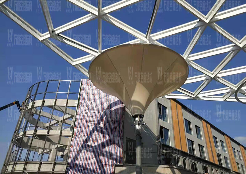 臺州大板橋ETFE氣枕天幕項(xiàng)目膜結(jié)構(gòu)安裝中