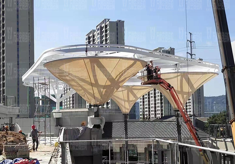 臺州大板橋ETFE氣枕天幕項(xiàng)目膜結(jié)構(gòu)安裝中