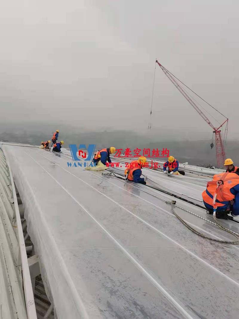 重慶龍興足球場ETFE屋面膜結(jié)構(gòu)工程屋面鋼結(jié)構(gòu)完成，膜結(jié)構(gòu)安裝中