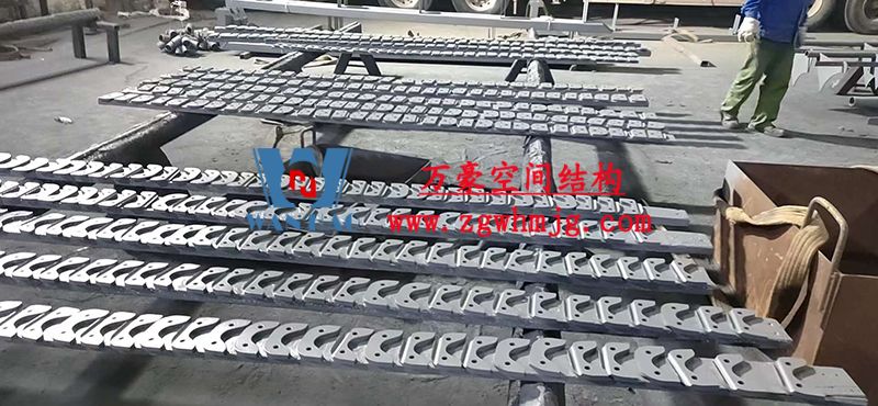 重慶龍興足球場ETFE屋面膜結(jié)構(gòu)工程屋面鋼結(jié)構(gòu)完成，膜結(jié)構(gòu)安裝中