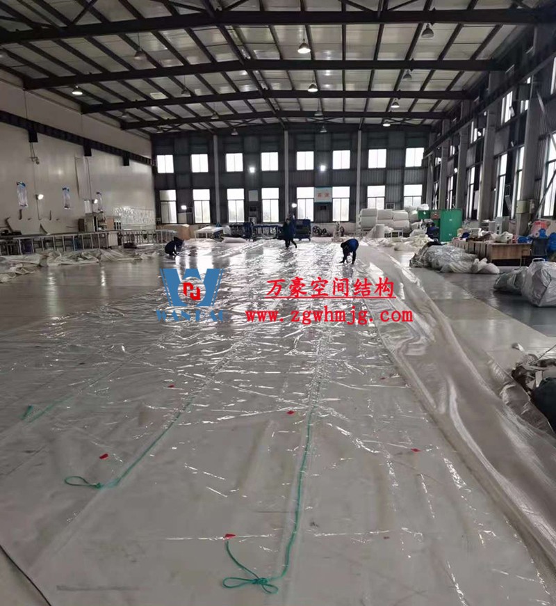 重慶龍興足球場ETFE屋面膜結(jié)構(gòu)工程屋面鋼結(jié)構(gòu)完成，膜結(jié)構(gòu)安裝中