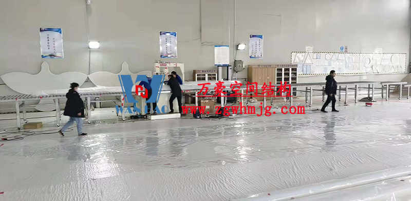 重慶龍興足球場ETFE屋面膜結(jié)構(gòu)工程屋面鋼結(jié)構(gòu)完成，膜結(jié)構(gòu)安裝中