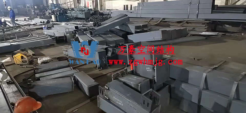 重慶龍興足球場ETFE屋面膜結(jié)構(gòu)工程屋面鋼結(jié)構(gòu)完成，膜結(jié)構(gòu)安裝中