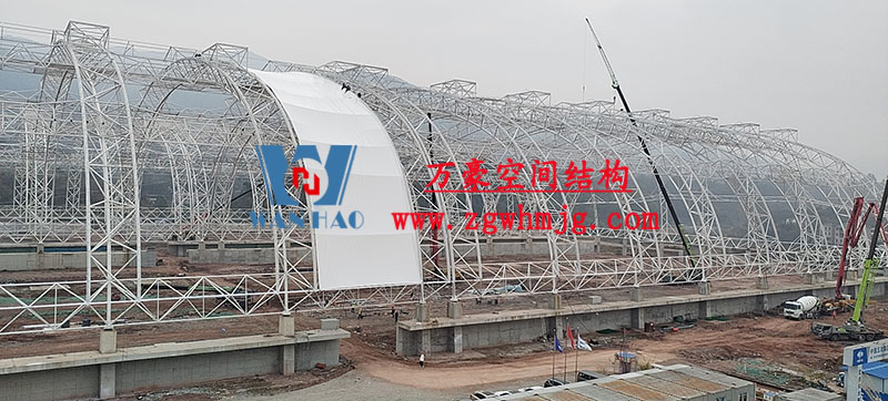 四川高興煤炭儲備基地建設項目鋼結構接近尾聲，膜結構開始安裝