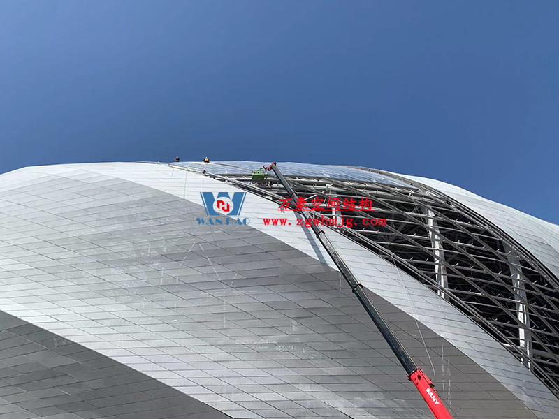 兩江新區(qū)加快建設(shè)龍興足球場(chǎng)（標(biāo)準(zhǔn)不降、工期不延、確保年底建成）