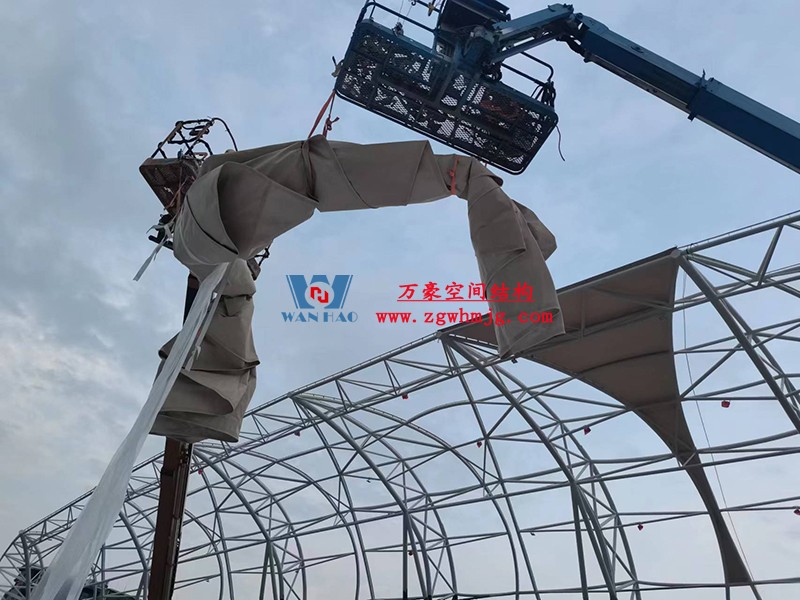 龍泉市體育場鋼膜結構工程膜結構安裝中