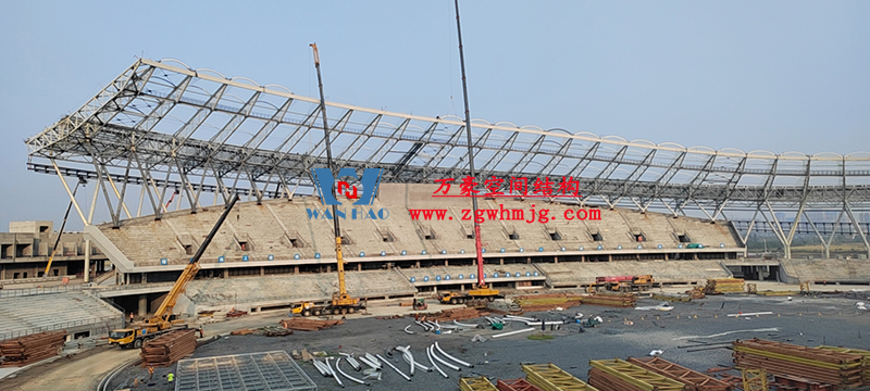 襄陽奧體中心膜結(jié)構(gòu)工程鋼結(jié)構(gòu)接近尾聲，膜結(jié)構(gòu)開始安裝