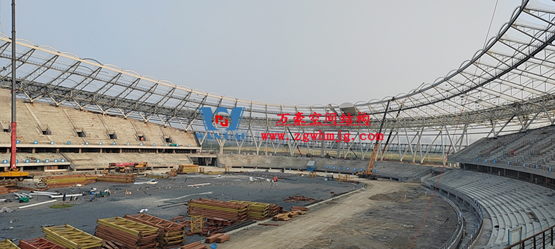 襄陽奧體中心膜結(jié)構(gòu)工程鋼結(jié)構(gòu)接近尾聲，膜結(jié)構(gòu)開始安裝