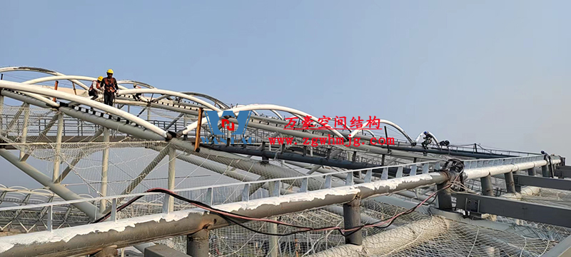 襄陽奧體中心膜結(jié)構(gòu)工程鋼結(jié)構(gòu)接近尾聲，膜結(jié)構(gòu)開始安裝