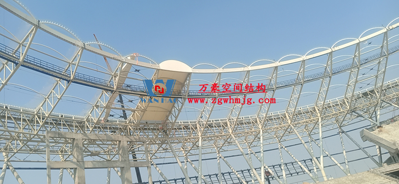 襄陽奧體中心膜結(jié)構(gòu)工程鋼結(jié)構(gòu)接近尾聲，膜結(jié)構(gòu)開始安裝