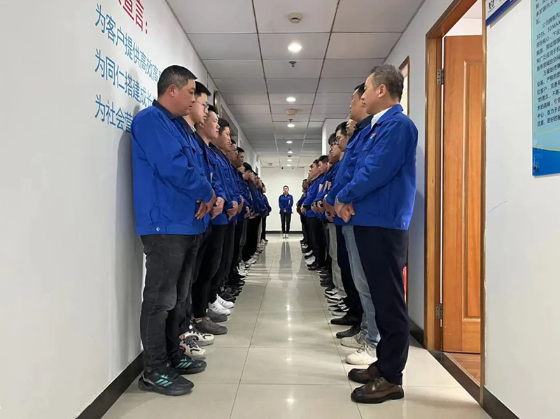 “一路堅(jiān)守·心手相牽”萬(wàn)豪晨會(huì)開啟一天的工作