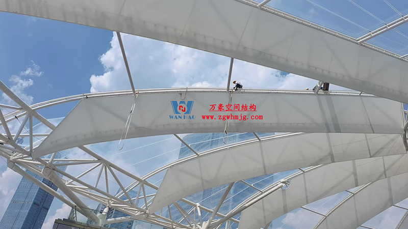 南充萬達(dá)項(xiàng)目ETFE膜結(jié)構(gòu)蓋頂天幕工程最新施工進(jìn)度 南充萬達(dá)項(xiàng)目ETFE膜結(jié)構(gòu)蓋頂天幕工程最新施工進(jìn)度