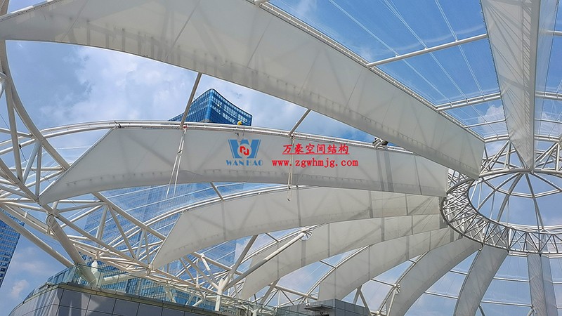 南充萬達(dá)項(xiàng)目ETFE膜結(jié)構(gòu)蓋頂天幕工程最新施工進(jìn)度 南充萬達(dá)項(xiàng)目ETFE膜結(jié)構(gòu)蓋頂天幕工程最新施工進(jìn)度