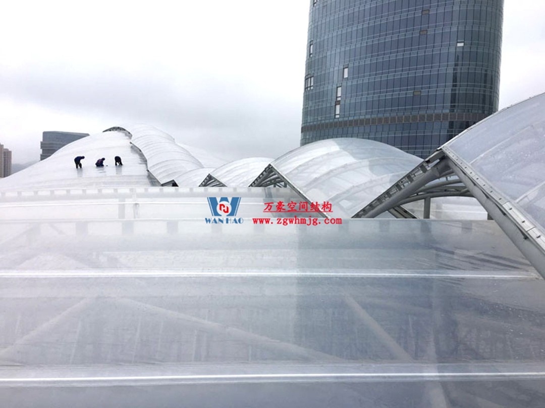 遵義高鐵新城上的一條鋼膜結(jié)構(gòu)“長(zhǎng)龍” 遵義高鐵新城上的一條鋼膜結(jié)構(gòu)“長(zhǎng)龍”