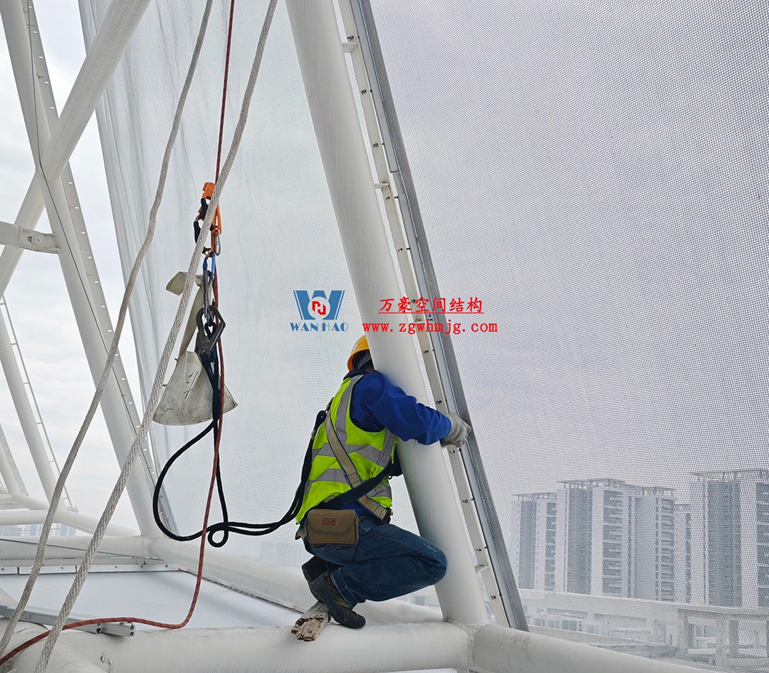 聚焦工程高質(zhì)量建設(shè)，這個網(wǎng)格織物幕墻正在施工安裝中