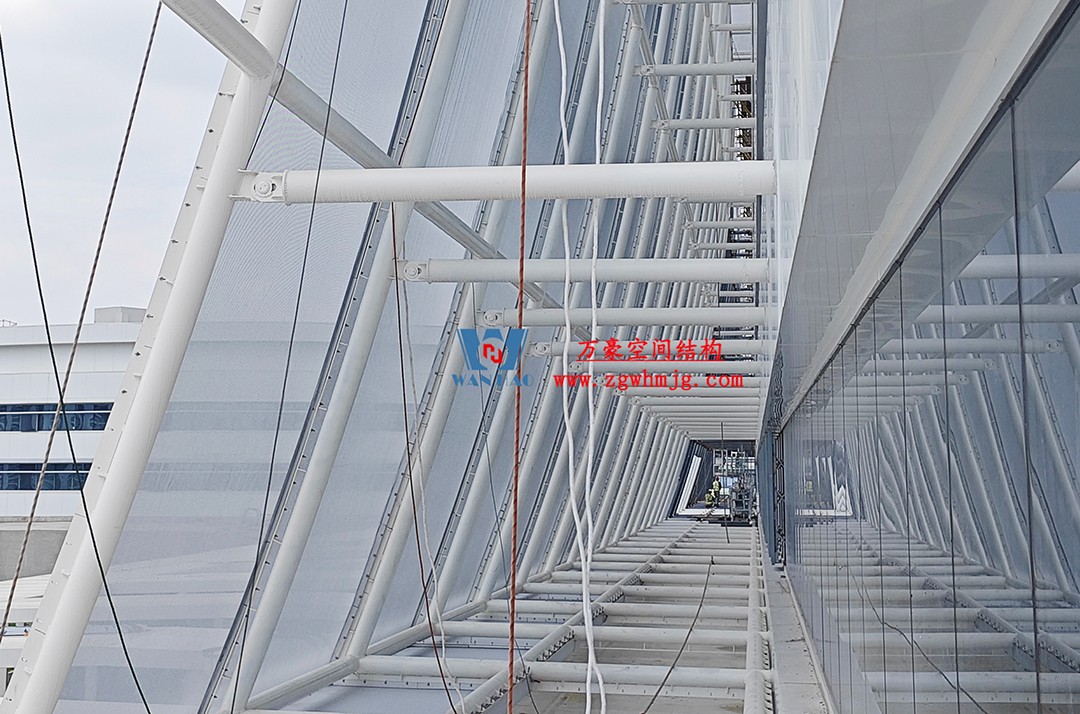 聚焦工程高質(zhì)量建設(shè)，這個網(wǎng)格織物幕墻正在施工安裝中