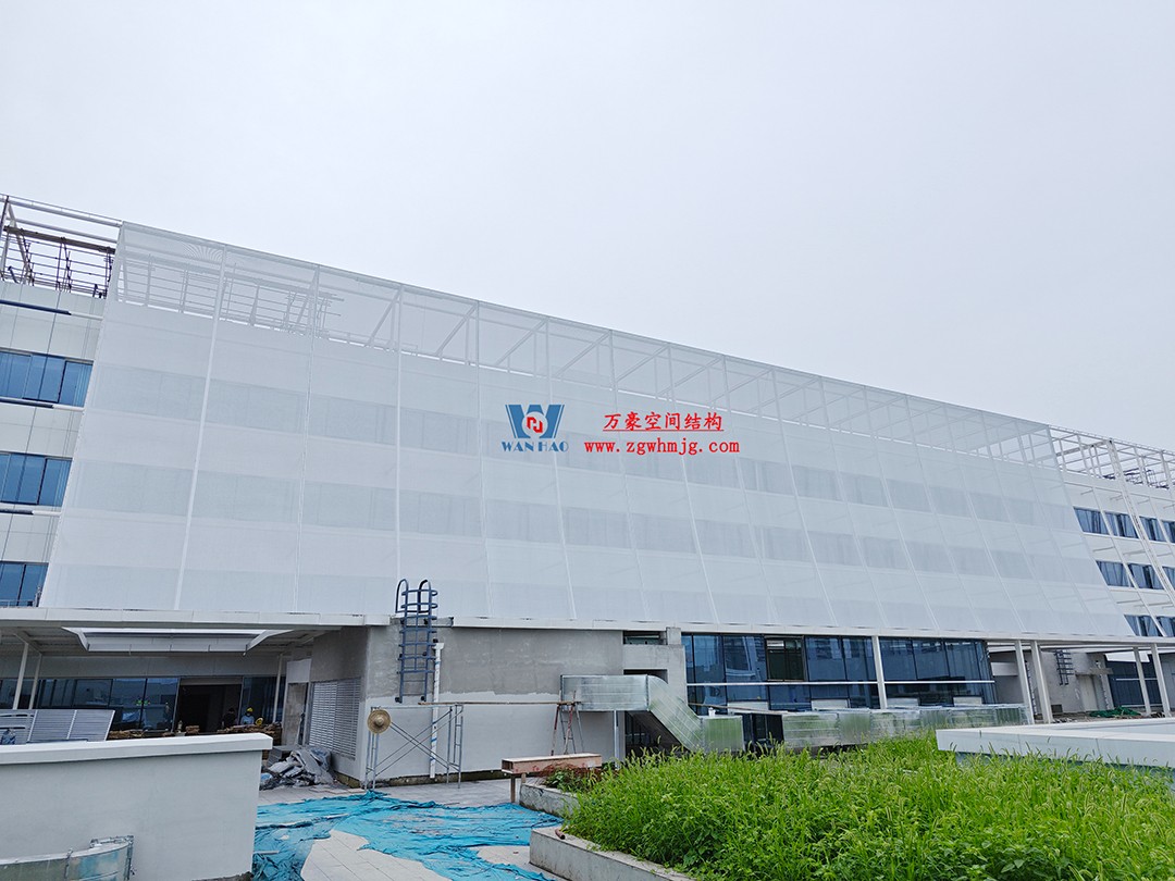 聚焦工程高質(zhì)量建設(shè)，這個網(wǎng)格織物幕墻正在施工安裝中