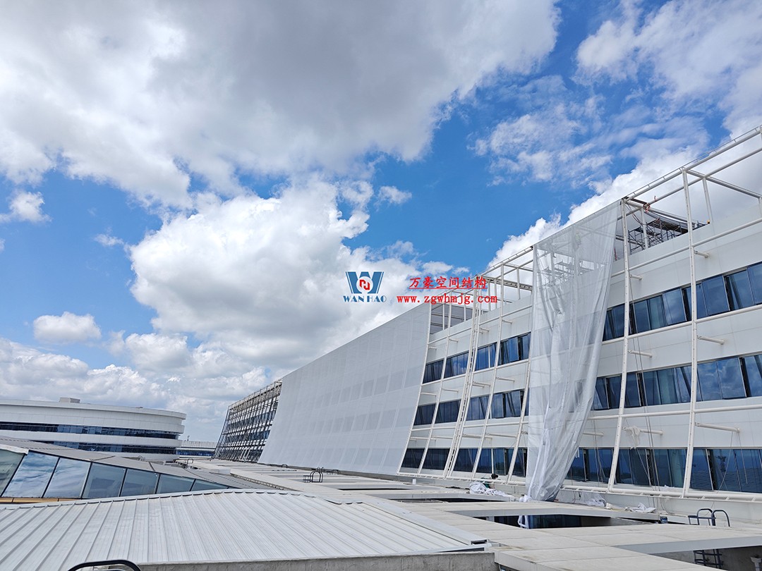 聚焦工程高質(zhì)量建設(shè)，這個網(wǎng)格織物幕墻正在施工安裝中