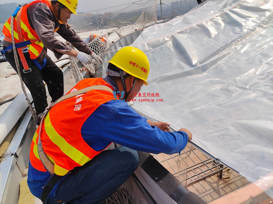 提檔提速，ETFE氣枕膜結(jié)構(gòu)天窗正在火熱施工安裝中