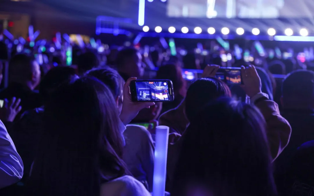 平陽(yáng)體育中心群星演唱會(huì)！超萬(wàn)人圍觀，現(xiàn)場(chǎng)火爆High唱！