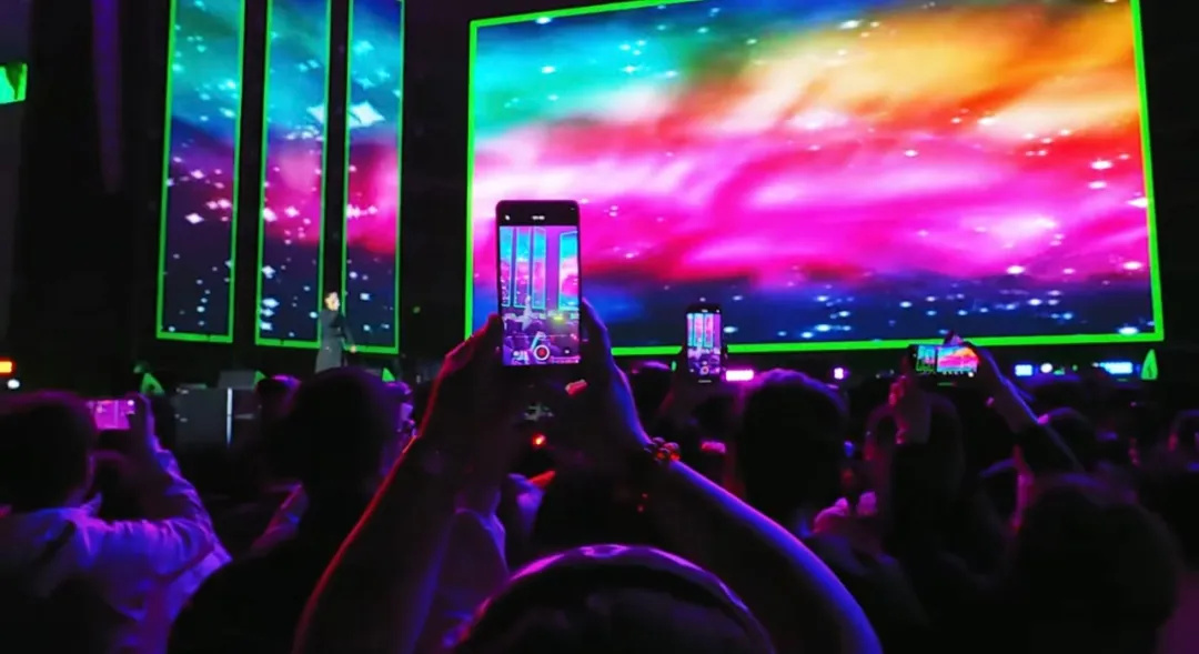 平陽(yáng)體育中心群星演唱會(huì)！超萬(wàn)人圍觀，現(xiàn)場(chǎng)火爆High唱！