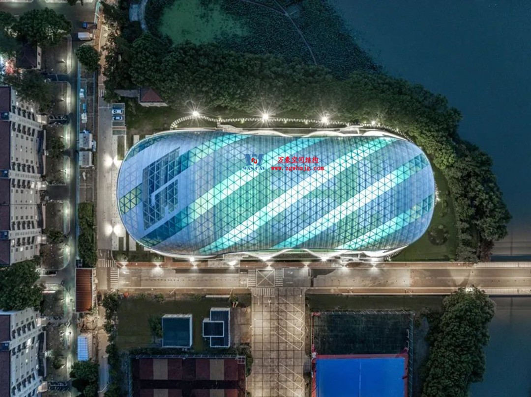 帆影碧波|風(fēng)雨操場(chǎng)上的ETFE膜結(jié)構(gòu)穹頂 帆影碧波|風(fēng)雨操場(chǎng)上的ETFE膜結(jié)構(gòu)穹頂