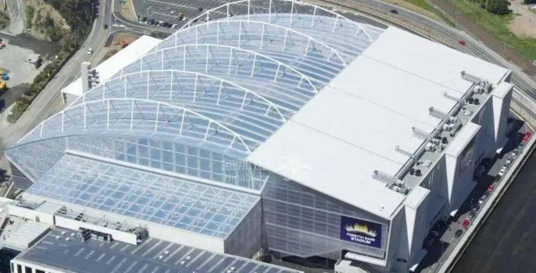 屋頂下生長著天然草皮的永久封閉式體育場(chǎng)