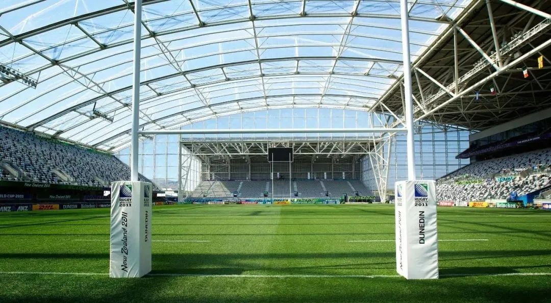 屋頂下生長著天然草皮的永久封閉式體育場(chǎng)