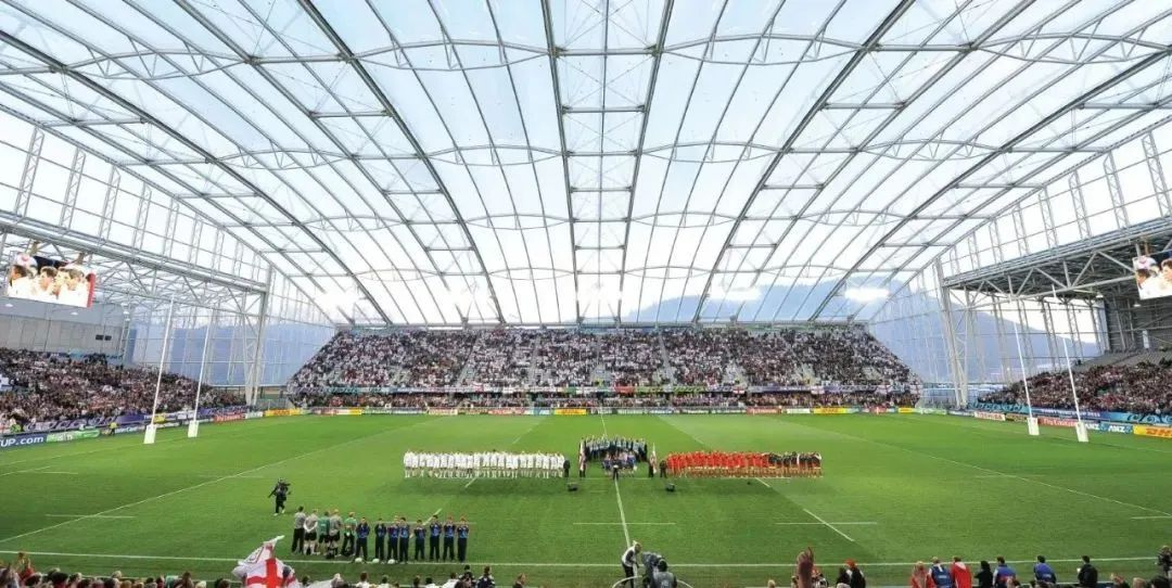 屋頂下生長著天然草皮的永久封閉式體育場(chǎng)