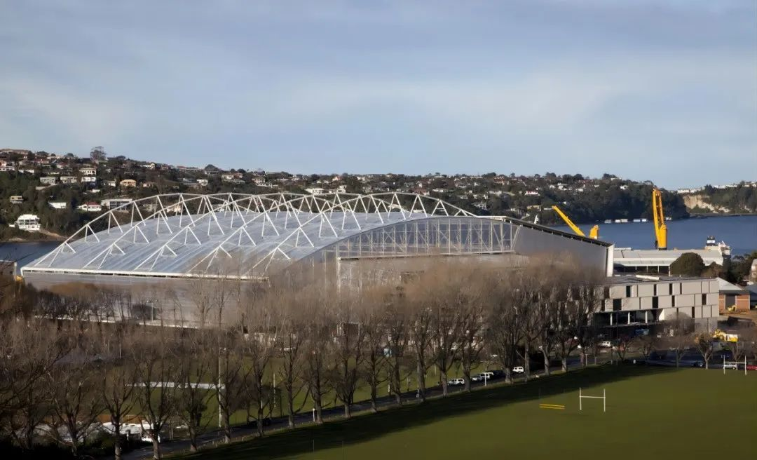 屋頂下生長著天然草皮的永久封閉式體育場(chǎng)