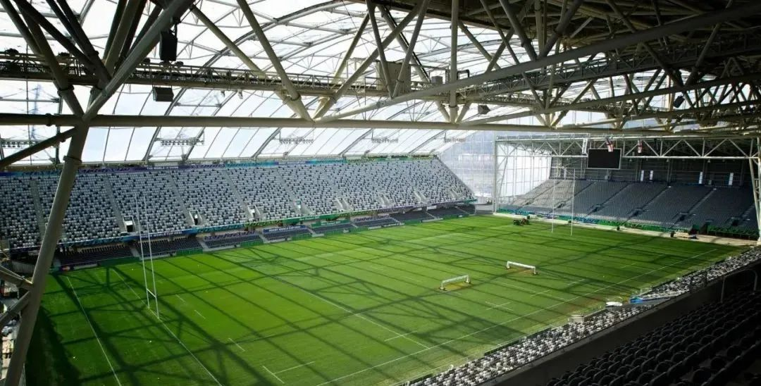 屋頂下生長著天然草皮的永久封閉式體育場(chǎng)