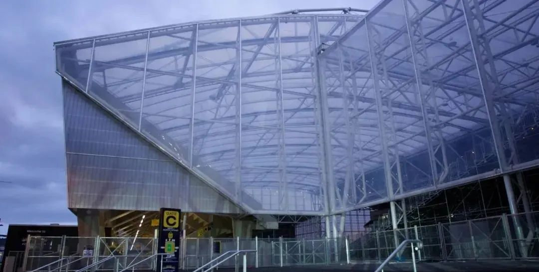 屋頂下生長著天然草皮的永久封閉式體育場(chǎng)