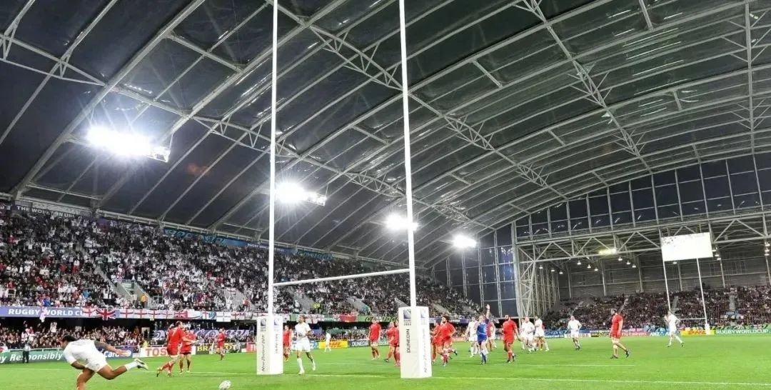 屋頂下生長著天然草皮的永久封閉式體育場(chǎng)