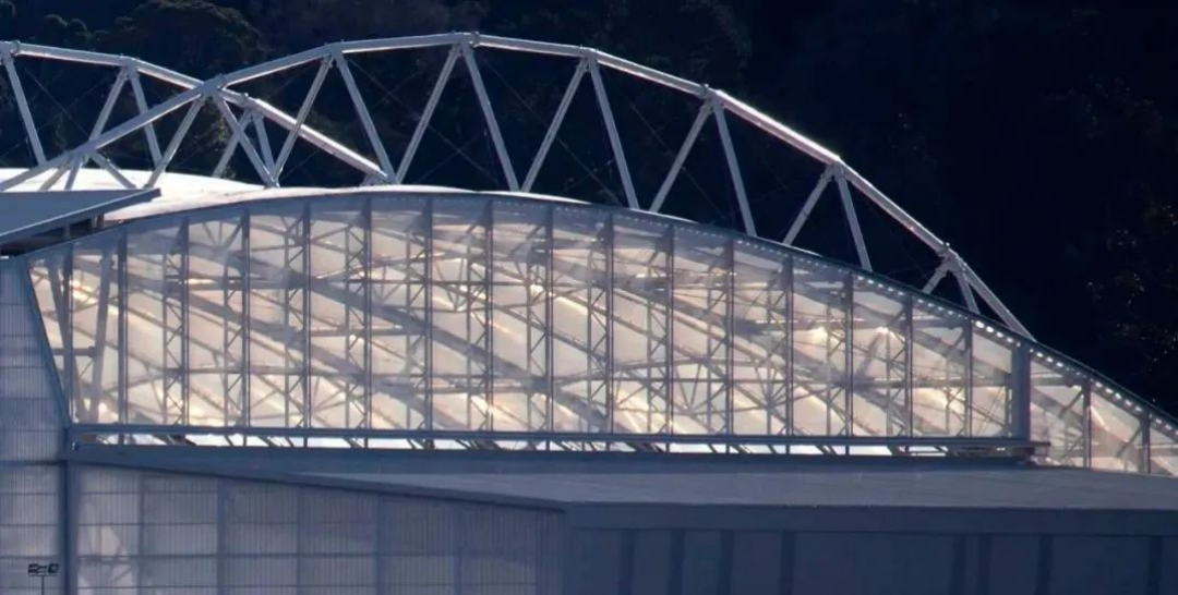 屋頂下生長著天然草皮的永久封閉式體育場(chǎng)