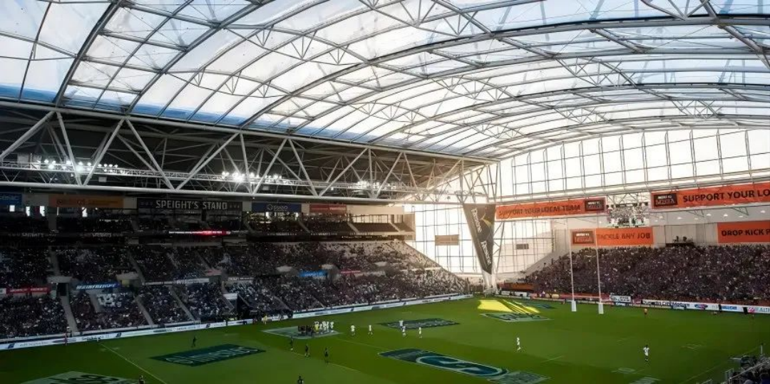 屋頂下生長著天然草皮的永久封閉式體育場(chǎng)