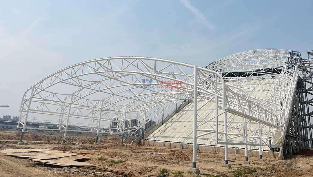 比亞迪賽車場驚現(xiàn)“風(fēng)之翼”！又一座PTFE膜結(jié)構(gòu)干拔沙坡頂棚拔地而起