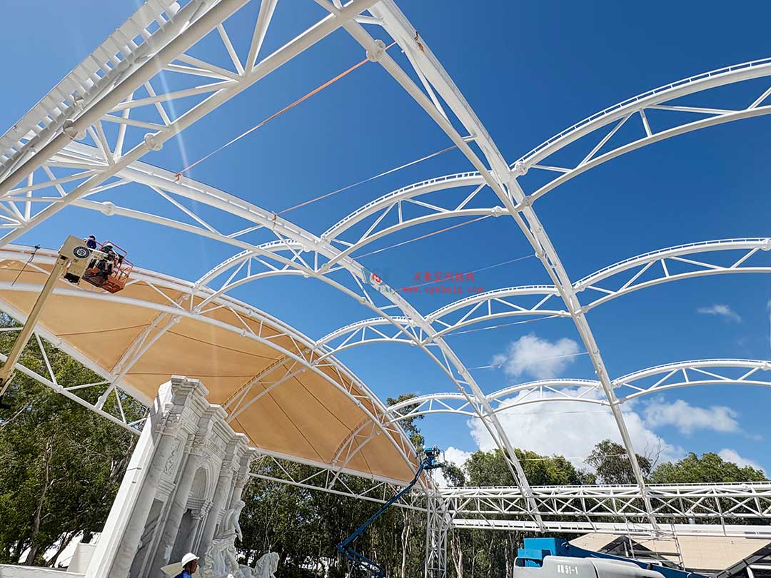 跨越山海的建筑新章！澳大利亞噴泉廣場(chǎng)天幕張拉正酣，雙膜科技賦能莊園建筑