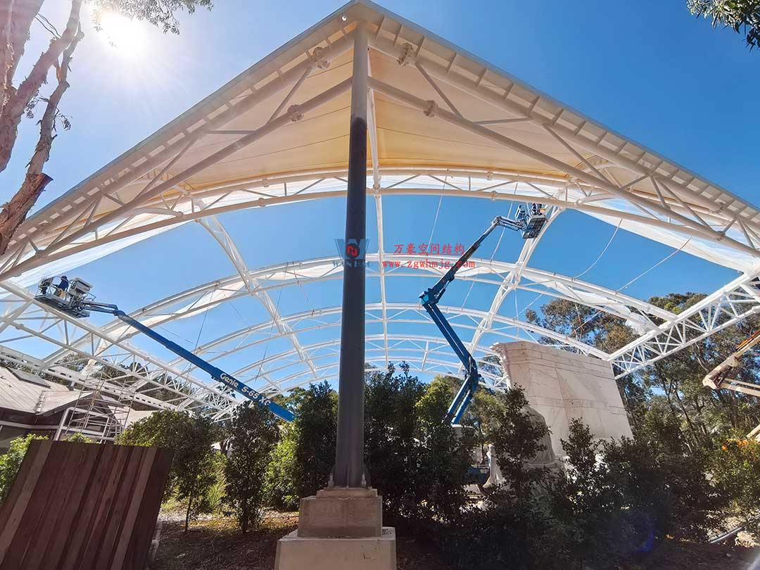 跨越山海的建筑新章！澳大利亞噴泉廣場(chǎng)天幕張拉正酣，雙膜科技賦能莊園建筑