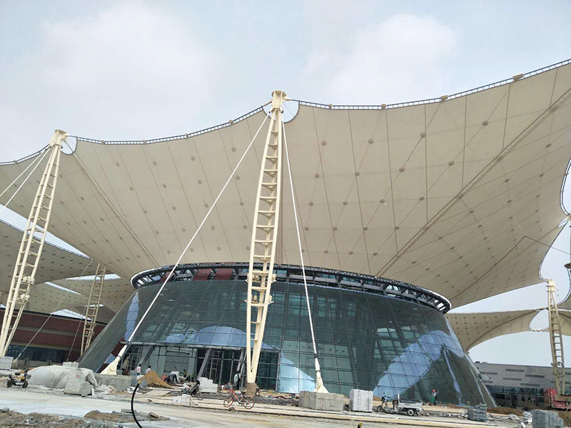 PTFE膜結(jié)構(gòu)屋面有哪些特點(diǎn)？為什么PTFE膜結(jié)構(gòu)屋面如此受歡迎？