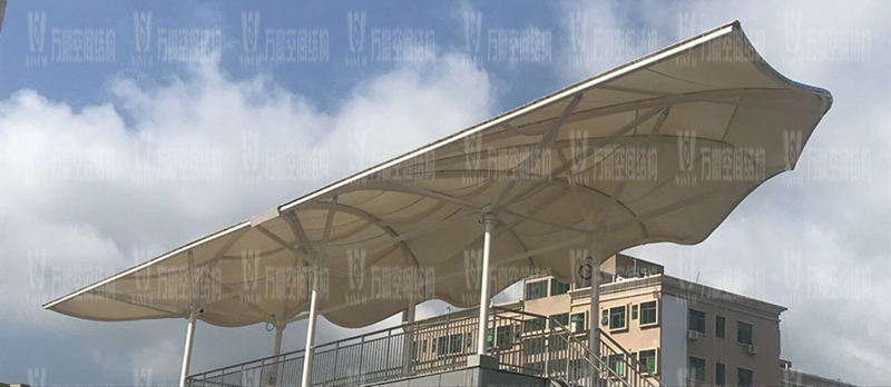 膜結(jié)構(gòu)雨棚遮陽棚有哪些優(yōu)勢？雨棚遮陽棚為什么選膜結(jié)構(gòu)材料？