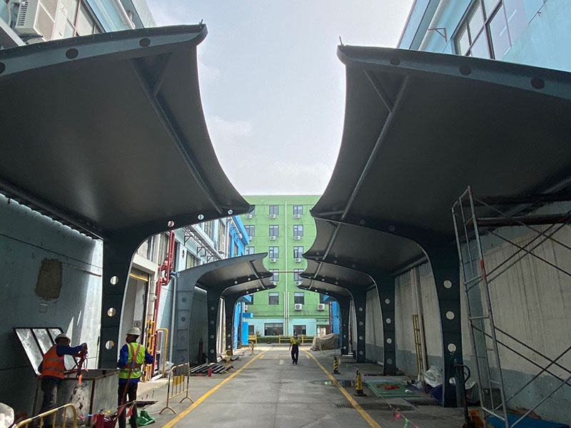 膜結(jié)構(gòu)的車棚有什么特點(diǎn)？為什么膜結(jié)構(gòu)的車棚如此受歡迎？